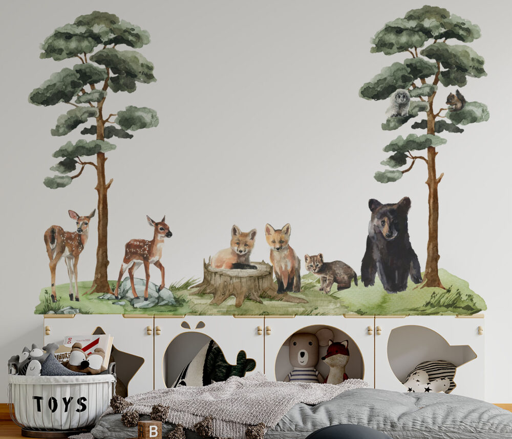 naklejki ścienne dla dzieci przedstawiające niedźwiadka, rysia, sarenki, liski w lesie z drzewami