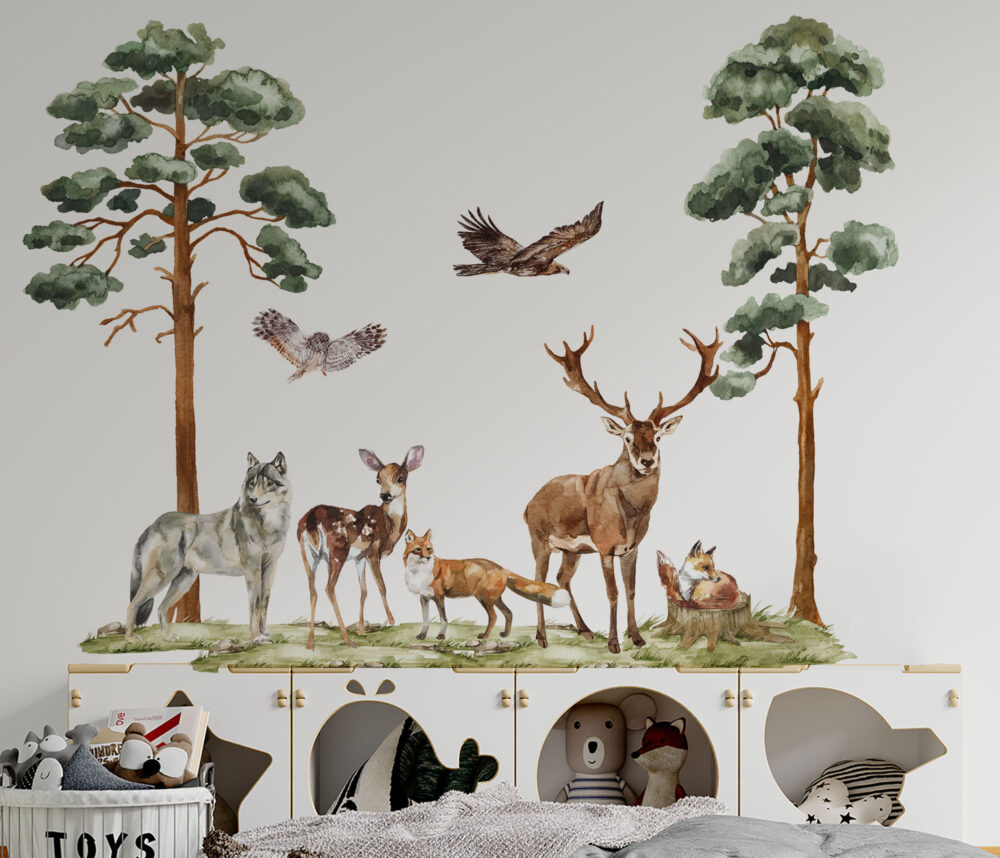 Naklejki ścienne przedstawiające dzikie leśne zwierzęta. Dekoracje ścienne do pokoju dziecięcego z motywem lasu i leśnych zwierząt. Ozdoby ścienne przedstawiające lisa, sowe, jelenia, sarne, wilka, las, drzewa.